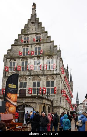 Gouda, les Nehterlands - 20 avril 2023 : L'ancien hôtel de ville de Gouda sur la place Markt. C'était l'un des plus anciens hôtels de ville gothiques des pays-Bas. Banque D'Images