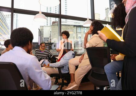 Business people talking in office Banque D'Images