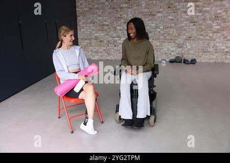 Deux femmes s'asseoir et parler Banque D'Images