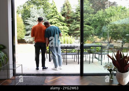 Hommes se relaxant sur le patio Banque D'Images