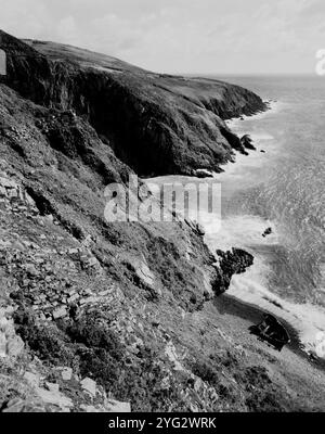 La côte rocheuse et un naufrage au sud de Douglas, île de Man Banque D'Images