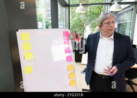 Businessman menant meeting in office Banque D'Images