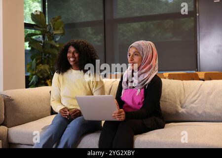 Femmes assises sur le canapé dans le bureau moderne Banque D'Images