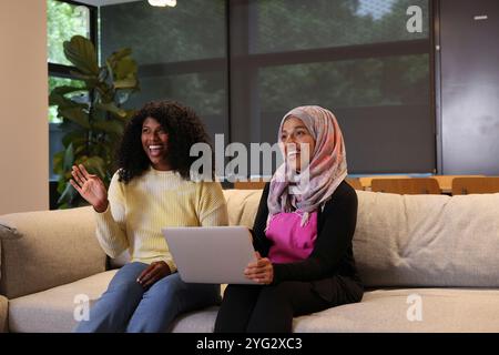 Femmes assises sur le canapé dans le bureau moderne Banque D'Images