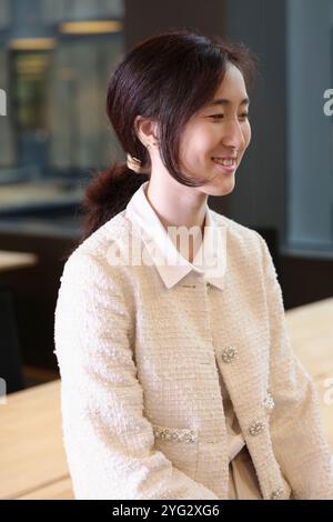 Smiling woman in office Banque D'Images