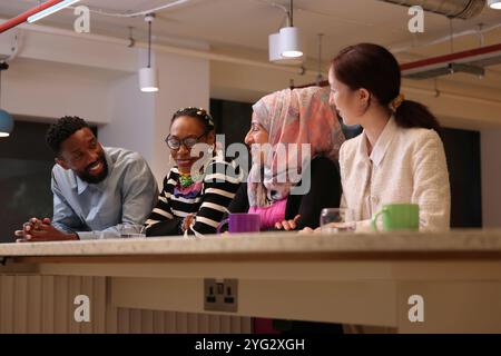 Équipe créative travaillant au bureau Banque D'Images