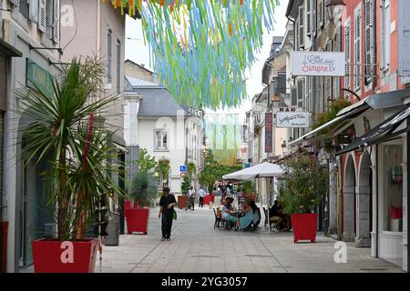 Scène de rue le long de la rue commerçante principale, rue Brauhauban, dans la vieille ville ou quartier historique Tarbes Hautes-Pyrénées France Banque D'Images