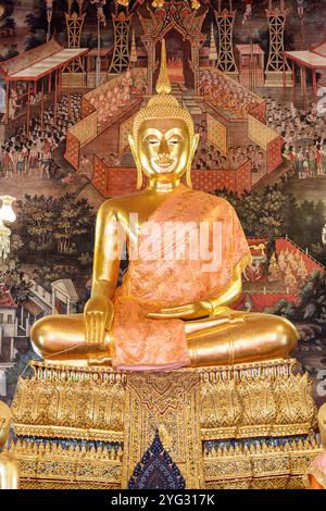 Statue principale de Bouddha dans la salle d'ordination de Wat Arun Banque D'Images