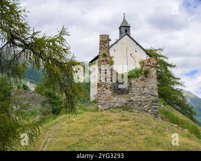 Ruines d'un vieux château et chapelle à Obermatsch Italie sur une journée partiellement nuageuse en été maux Italie Banque D'Images