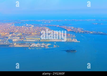 Vue aérienne de Venise, Italie, mettant en valeur ses canaux emblématiques, son architecture historique et son paysage urbain dynamique Banque D'Images