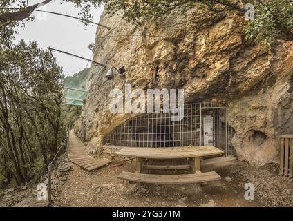 SUR LE CHEMIN DE LA GROTTE ORNÉE DU PONT D'ARC, DITE GROTTE CHAUVET, PLATE-FORME D'ACCÈS, STOCKAGE DE MATÉRIEL SCIENTIFIQUE, ET CAMÉRAS D'OBSERVATION. DATÉ 3 Banque D'Images