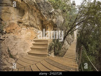 SUR LE CHEMIN DE LA GROTTE ORNÉE DE PONT D'ARC, DITE GROTTE CHAUVET, ARRIVANT AU HALL D'ENTRÉE, SÉCURISÉ PAR UNE PORTE DE SÉCURITÉ, CODE NUMÉRIQUE ET CAMÉRA Banque D'Images