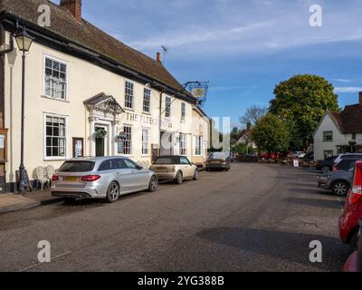 Fleece Hotel et Broad Street dans le village de Boxford, Suffolk, Royaume-Uni Banque D'Images