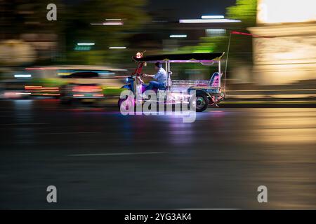 Un Tuk Tuk est également connu comme un auto-rickshaw, ces véhicules qui sont devenus populaires en Asie du Sud-est ont depuis fait leur chemin dans le monde entier. Banque D'Images