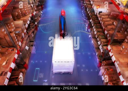 Homme dans un casque de sécurité travaillant avec un transpalette à l'entrepôt, vue au-dessus. Centre logistique Banque D'Images