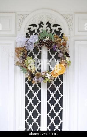 Couronne en matériaux naturels sur la porte d'entrée Banque D'Images