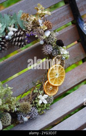 Couronne en matériaux naturels sur le banc Banque D'Images