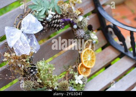 Couronne en matériaux naturels sur le banc Banque D'Images