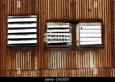 Fenêtre de ventilation de bâtiment en étain rouillé Banque D'Images