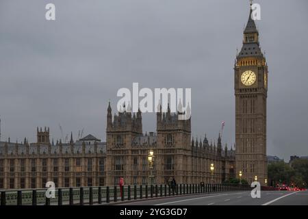 Pont de Westminster regardant vers Big Ben et les chambres du Parlement avant l'aube du 3 novembre 2024, grise matin d'automne Banque D'Images