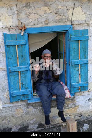 POZANTI, ADANA, TURQUIE-OCTOBRE 30,2016:Unidentifield vieil homme assis sur sa fenêtre et rêvant le jour Banque D'Images