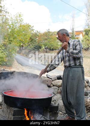 POZANTI, ADANA, TURQUIE-30 OCTOBRE 2016 : homme non identifié faisant bouillir des tomates dans un grand pot pour faire de la pâte de tomate maison Banque D'Images