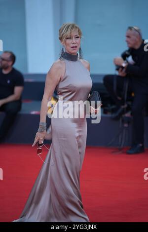 Nancy Brilli assiste au tapis rouge 'Kjaerlighet' lors du 81ème Festival International du film de Venise au Palazzo del Cinema à Venise le 6 septembre 2024. Banque D'Images