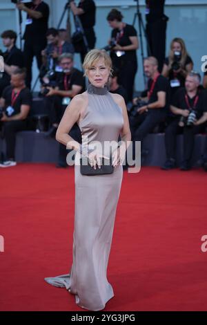 Nancy Brilli assiste au tapis rouge 'Kjaerlighet' lors du 81ème Festival International du film de Venise au Palazzo del Cinema à Venise le 6 septembre 2024. Banque D'Images