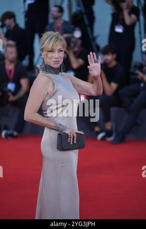 Nancy Brilli assiste au tapis rouge 'Kjaerlighet' lors du 81ème Festival International du film de Venise au Palazzo del Cinema à Venise le 6 septembre 2024. Banque D'Images