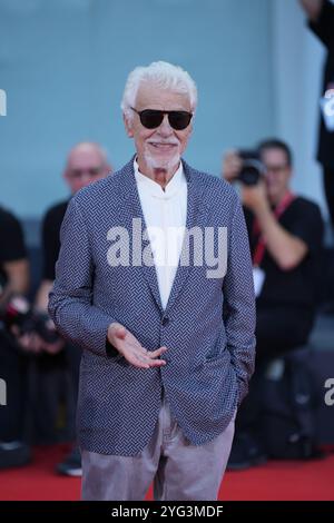 Michele Placido assiste au tapis rouge 'Kjaerlighet' lors du 81ème Festival International du film de Venise au Palazzo del Cinema à Venise le 6 septembre 2024. Banque D'Images