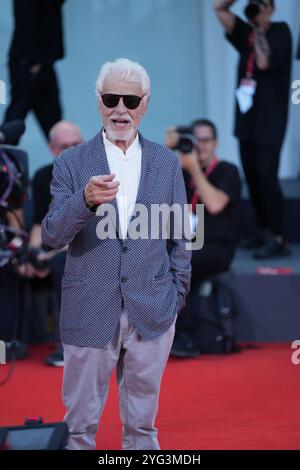 Michele Placido assiste au tapis rouge 'Kjaerlighet' lors du 81ème Festival International du film de Venise au Palazzo del Cinema à Venise le 6 septembre 2024. Banque D'Images