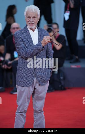 Michele Placido assiste au tapis rouge 'Kjaerlighet' lors du 81ème Festival International du film de Venise au Palazzo del Cinema à Venise le 6 septembre 2024. Banque D'Images