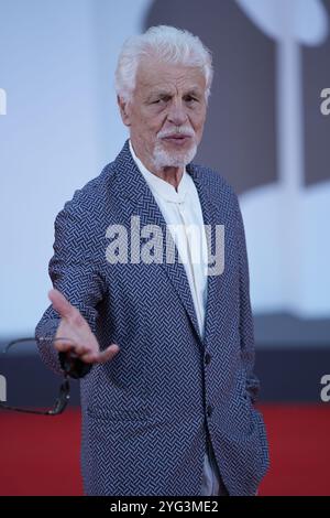 Michele Placido assiste au tapis rouge 'Kjaerlighet' lors du 81ème Festival International du film de Venise au Palazzo del Cinema à Venise le 6 septembre 2024. Banque D'Images