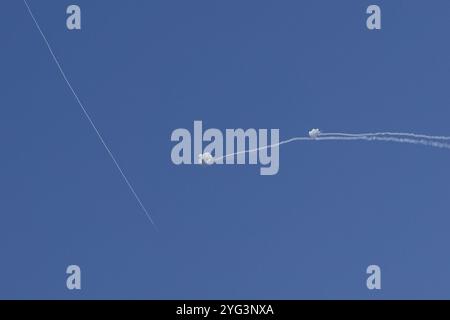 District central, Israël. 6 novembre 2024. Une dizaine de roquettes provenant du Hezbollah libanais sont interceptées dans l'espace aérien au-dessus du centre d'Israël et l'aéroport international Ben Gourion de tel Aviv sont photographiées depuis une position couchée à l'abri le long de la route 1, la route principale reliant Jérusalem à tel Aviv. Des éclats d'obus d'interception sont tombés près de l'aéroport et ailleurs, mais aucun blessé n'a été signalé. Crédit : NIR Alon/Alamy Live News Banque D'Images