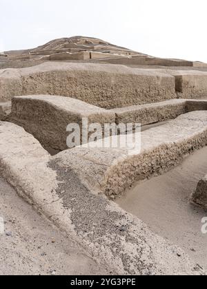 Pyramides d'Adobe à Cahuachi, Cahuachi Ceremonial Center, Nazca, Pérou, Amérique du Sud Banque D'Images