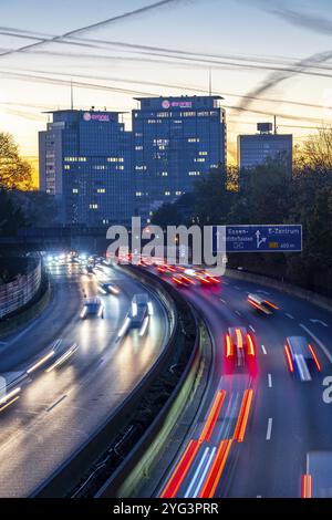 Circulation nocturne, en partie avec embouteillages, circulation lente sur l'autoroute A40, horizon d'Essen, siège du Groupe Evonik, Essen, Rhénanie du Nord-Westp Banque D'Images