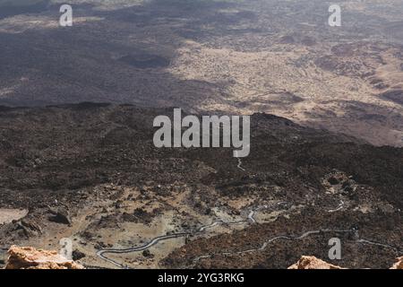 Un paysage à couper le souffle du Teide avec un terrain accidenté, des affleurements rocheux et de vastes étendues de terre, mettant en valeur la beauté naturelle des environs. Banque D'Images