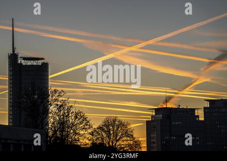 Traînées de condensation d'avions volant à haute altitude, ciel nocturne, après le coucher du soleil Banque D'Images