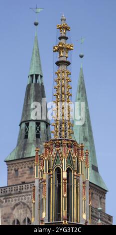 Flèche de la belle fontaine, derrière les tours de l'église St Sebald, place du marché, Nuremberg, moyenne Franconie, Bavière, Allemagne, Europe Banque D'Images