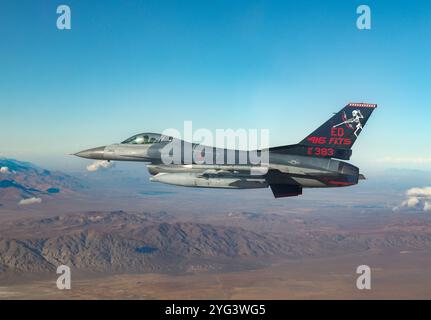 Le lieutenant-colonel Charles Brantigan, commandant du 416th Flight test Squadron - The Skulls, vole Edwards AFB F-16C 91-383 avec le flash de queue O unique de l'unité Banque D'Images