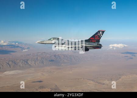 Le lieutenant-colonel Charles Brantigan, commandant du 416th Flight test Squadron - The Skulls, vole Edwards AFB F-16C 91-383 avec le flash de queue O unique de l'unité Banque D'Images