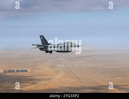 Le lieutenant-colonel Charles Brantigan, commandant du 416th Flight test Squadron - The Skulls, vole Edwards AFB F-16C 91-383 avec le flash de queue O unique de l'unité Banque D'Images