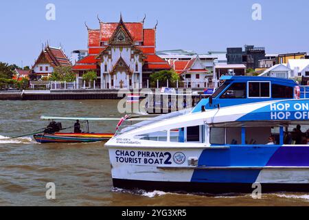 Bateaux touristiques près de l'embarcadère de Tha Tien sur la rivière Chao Phraya à Bangkok, Thaïlande - l'endroit où débarquer pour le Grand Palais Banque D'Images