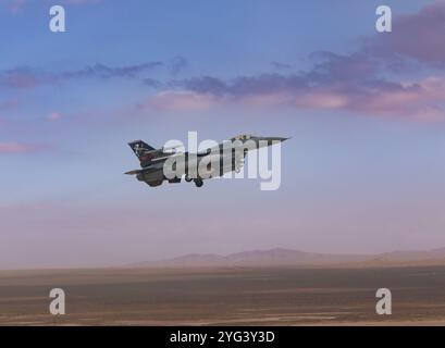 Le lieutenant-colonel Charles Brantigan, commandant du 416th Flight test Squadron - The Skulls, vole Edwards AFB F-16C 91-383 avec le flash de queue O unique de l'unité Banque D'Images