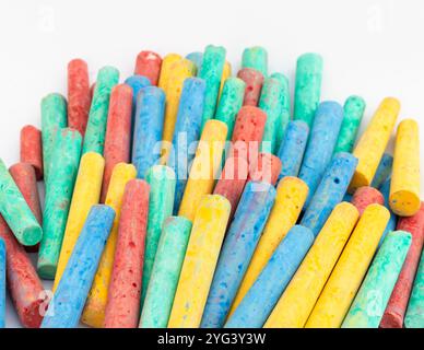 Bâtons de craie vibrants en rouge, jaune, bleu et vert isolé sur fond blanc Banque D'Images