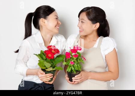 Deux femmes avec des fleurs Banque D'Images