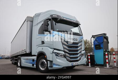 Hambourg, Allemagne. 06 novembre 2024. Un camion électrique « Iveco S-eway » conduit jusqu'à une station de charge lors d'un événement de presse pour l'ouverture d'un hub de charge pour camions électriques au Cruise Center Steinwerder dans le port de Hambourg. Crédit : Christian Charisius/dpa/Alamy Live News Banque D'Images