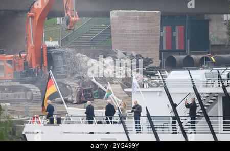 Dresde, Allemagne. 06 novembre 2024. Des excavatrices enlèvent les débris de la travée effondrée du pont Carola sur le côté de la vieille ville de l'Elbe tandis que le saloon « Gräfin Cosel » de la Saxon Steamship Company tourne sur l'Elbe. La section ouest du pont avec des voies de tramway, une piste cyclable et un sentier pédestre s'est effondrée dans la nuit du 11 septembre 2024 pour des raisons inconnues. Crédit : Robert Michael/dpa/Alamy Live News Banque D'Images