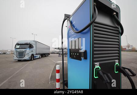 Hambourg, Allemagne. 06 novembre 2024. Un camion électrique « Iveco S-eway » conduit jusqu'à une station de charge lors d'un événement de presse pour l'ouverture d'un hub de charge pour camions électriques au Cruise Center Steinwerder dans le port de Hambourg. Crédit : Christian Charisius/dpa/Alamy Live News Banque D'Images