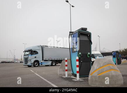 Hambourg, Allemagne. 06 novembre 2024. Un camion électrique « Iveco S-eway » conduit jusqu'à une station de charge lors d'un événement de presse pour l'ouverture d'un hub de charge pour camions électriques au Cruise Center Steinwerder dans le port de Hambourg. Crédit : Christian Charisius/dpa/Alamy Live News Banque D'Images